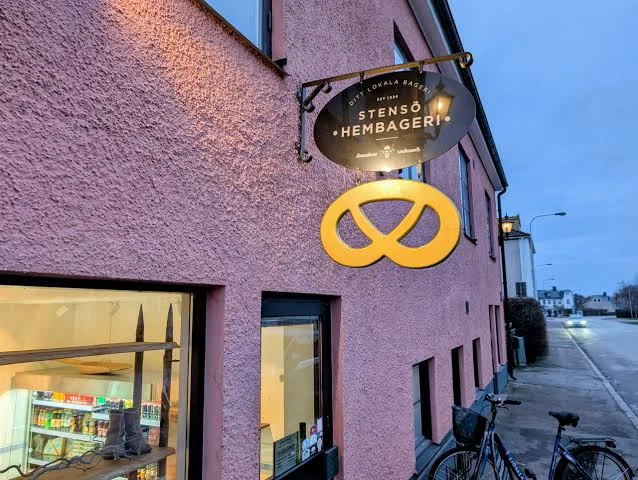Stensö Hembageris rosa hus med kringlan över dörren